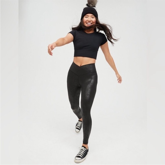 OFFLINE By Aerie The Hugger Crossover High Waisted Crackle Legging Black Medium - Picture 1 of 8